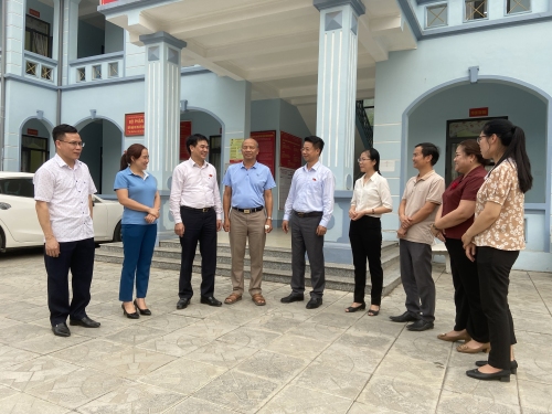 Đại biểu Quốc hội tỉnh cùng lãnh đạo và cử tri huyện Phong Thổ trao đổi bên lề buổi tiếp xúc cử tri