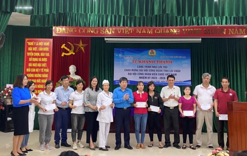 Lãnh đạo Công đoàn Viên chức Việt Nam và LĐLĐ tỉnh tặng quà cho đoàn viên có hoàn cảnh khó khăn