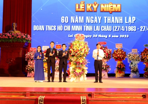 Đồng chí Lê Văn Lương - Phó Bí thư Thường trực Tỉnh ủy tặng hoa chúc mừng