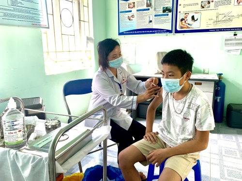 Cán bộ y tế Trạm y tế xã Sơn Bình huyện Tam Đường tiêm vắc-xin phòng Covid-19 cho người dân