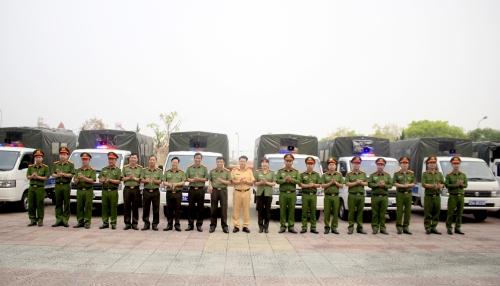 Đại tá Sùng A Súa - Phó Giám đốc Công an tỉnh cùng lãnh đạo các phòng chuyên môn bàn giao xe cho công an 12 xã tại sân của Công an tỉnh