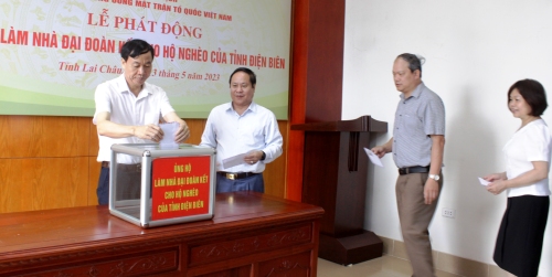 Các đồng chí lãnh đạo Tỉnh ủy, UBND tỉnh và các đại biểu dự Lễ phát động tại tỉnh tham gia quyên góp ủng hộ làm nhà đại đoàn kết cho hộ nghèo tỉnh Điện Biên