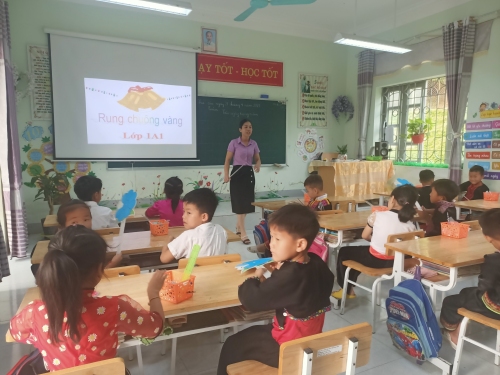 Giờ học môn toán lớp 1 tại trường Phổ thông dân tộc bán trú Tiểu học Khun Há với những thiết bị dạy học công nghệ