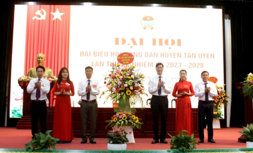 Đồng chí Bùi Huy Phương - Tỉnh ủy viên, Bí thư Huyện ủy, Chủ tịch HĐND huyện tặng lẵng hoa chúc mừng Đại hội