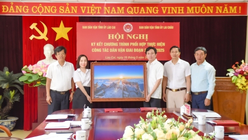 Ban Dân vận Tỉnh ủy Lào Cai tặng Ban Dân vận Tỉnh ủy Lai Châu bức ảnh đỉnh núi Phan Si Păng