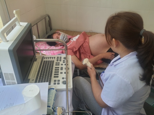 Cán bộ y tế Trung tâm y tế huyện Mường Tè siêu âm cho phụ nữ mang thai
