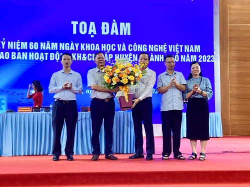 Đồng chí Lê Đức Dục - Ủy viên Ban Thường vụ Tỉnh ủy, Trưởng Ban Tuyên giáo Tỉnh ủy tặng hoa chúc mừng nhân kỷ niệm 60 năm Ngày KH&CN Việt Nam
