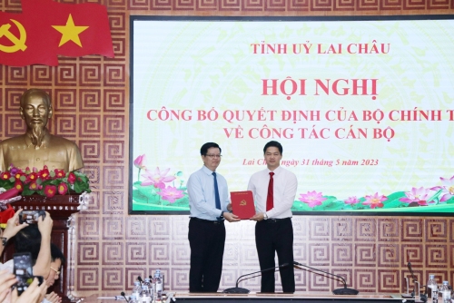 Đồng chí Mai Văn Chính - Ủy viên Trung ương Đảng, Phó trưởng Ban Thường trực Ban Tổ chức Trung ương trao quyết định cho đồng chí Vũ Mạnh Hà.