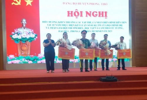 Lãnh đạo huyện Phong Thổ trao thưởng cho các đội đạt giải tại Hội thi năm 2023