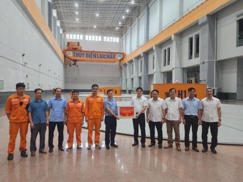 Đồng chí Vũ Mạnh Hà - Ủy viên dự khuyết Ban Chấp hành Trung ương Đảng, Phó Bí thư Tỉnh ủy thăm, tặng quà động viên cán bộ, công nhân viên, người lao động Nhà máy Thủy điện Lai Châu