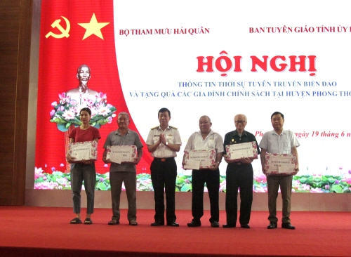 Đại tá Đặng Văn Cảnh - Phó Chủ nhiệm Chính trị Bộ Tham mưu quân chủng Hải quân trao quà cho các gia đình chính sách