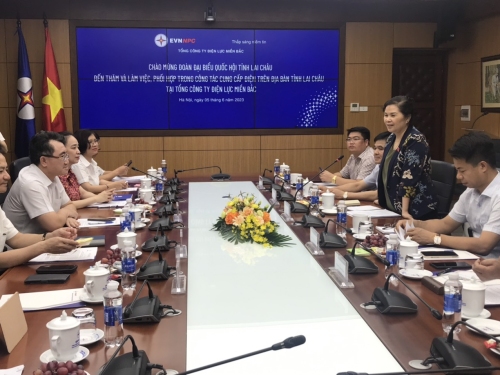 Quang cảnh buổi làm việc