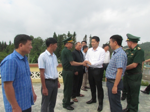 Đồng chí Vũ Mạnh Hà - Ủy viên dự khuyết Trung ương Đảng, Phó Bí thư Tỉnh ủy thăm hỏi, động viên lãnh đạo xã Dào San