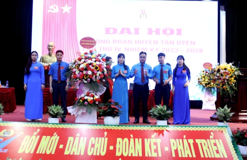Đồng chí Lương Xuân Trường -Phó Chủ tịch LĐLĐ tỉnh tặng hoa chúc mừng Đại hội