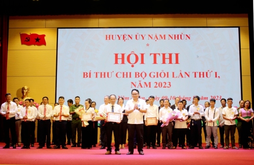 Đồng chí Trần Quốc Khanh – Tỉnh ủy viên, Bí thư Huyện ủy trao giải Nhất cho đội thi xã Nậm Manh