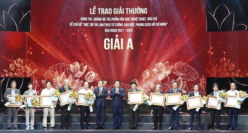 Ban Tổ chức trao giải A cho các tác giả, nhóm tác đạt giải, trong đó có tác giả Lê Minh Cừ và nhóm tác giả Khánh Kiên - Hà Dũng (của tỉnh Lai Châu)