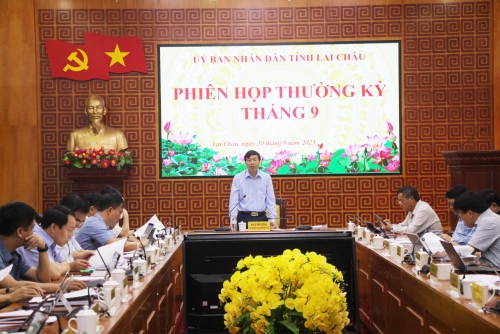 Đồng chí Lê Văn Lương - Phó Bí thư Tỉnh ủy, Chủ tịch UBND tỉnh phát biểu kết luận phiên họp
