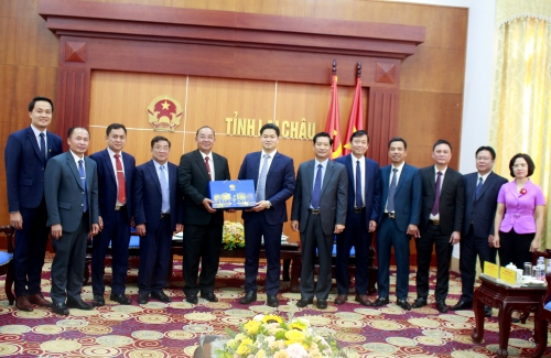 Đồng chí Vũ Mạnh Hà - Ủy viên dự khuyết Trung ương Đảng, Phó Bí thư Thường trực Tỉnh uỷ Lai Châu tặng quà là những sản phẩm đặc trưng của địa phương cho Đoàn công tác tỉnh Bò Kẹo