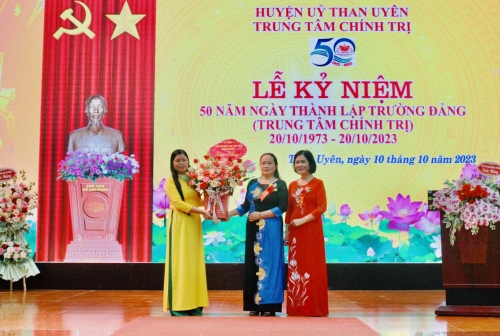 Đồng chí Lê Thị Kim Ngân - Phó Bí thư Thường trực Huyện ủy tặng hoa chúc mừng Trung tâm Chính trị huyện Than Uyên