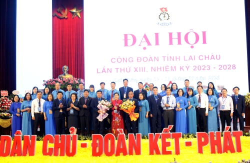 Các đồng chí lãnh đạo tỉnh, Tổng LĐLĐ Việt Nam tặng hoa chúc mừng Ban Chấp hành khóa mới