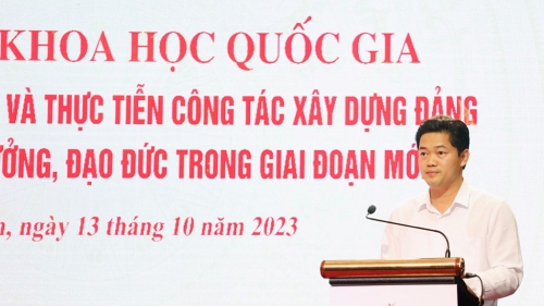 Đồng chí Vũ Mạnh Hà - Ủy viên dự khuyết Trung ương Đảng, Phó Bí thư Thường trực Tỉnh ủy phát biểu tham luận tại Hội thảo