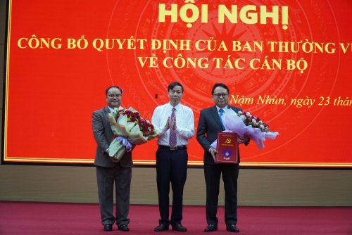 Đồng chí Lê Văn Lương - Phó Bí thư Tỉnh ủy, Chủ tịch UBND tỉnh trao quyết định và tặng hoa chúc mừng đồng chí Trần Quốc Khanh và đồng chí Mùa A Trừ