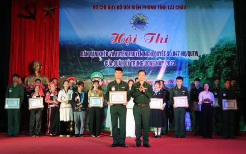 Ban Tổ chức trao giải Nhất cho Đồn Biên phòng Sin Suối Hồ