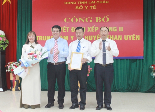 Đồng chí Tạ Hồng Long - Phó Giám đốc Sở Y tế trao quyết định xếp hạng II của UBND tỉnh cho Trung tâm Y tế huyện Than Uyên
