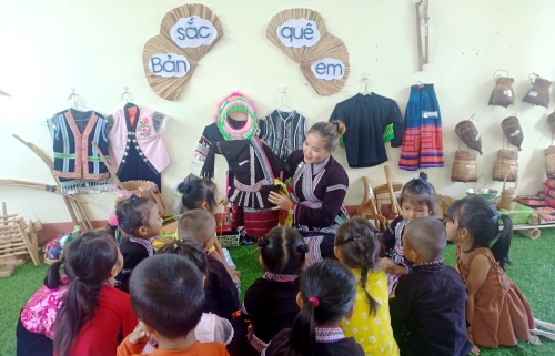 Giáo viên trường Mầm non xã Mường Khoa (huyện Tân Uyên) giáo dục cho học sinh giữ gìn bản sắc văn hóa dân tộc thông qua trang phục của dân tộc Lào