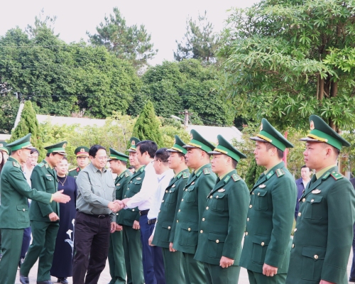 Thủ tướng Chính phủ thăm hỏi, động viên lãnh đạo huyện Phong Thổ và cán bộ, chiến sĩ Đồn Biên phòng Huổi Luông