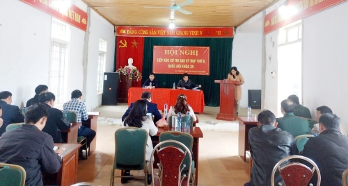 Quang cảnh buổi tiếp xúc cử tri tại xã Sin Suối Hồ (huyện Phong Thổ)