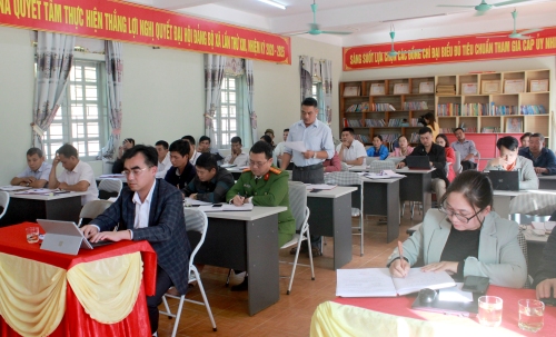 Quang cảnh hội nghị tiếp xúc cử tri xã Hua Nà