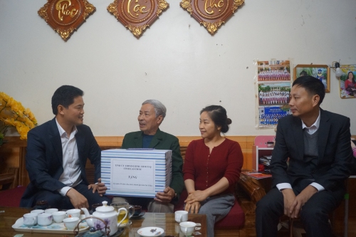 Đồng chí Phó Bí thư Thường trực Tỉnh ủy Vũ Mạnh Hà tặng quà gia đình ông Mai Huy Long