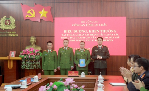 Đại tá Nguyễn Viết Giang - Ủy viên Ban Thường vụ Tỉnh ủy, Giám đốc Công an tỉnh tặng thưởng cho Ban chuyên án 1123H
