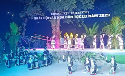 Biểu diễn nghệ thuật tại chương trình Khai mạc Ngày hội Văn hóa dân tộc Lự ở Bản Thẳm, xã Bản Hon, huyện Tam Đường
