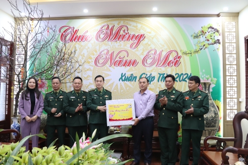Đồng chí Nguyễn Sỹ Cảnh - Tỉnh ủy Phó Chủ tịch HĐND tỉnh tặng quà cho cán bộ, chiến sĩ Bộ Chỉ huy Bộ đội Biên phòng tỉnh