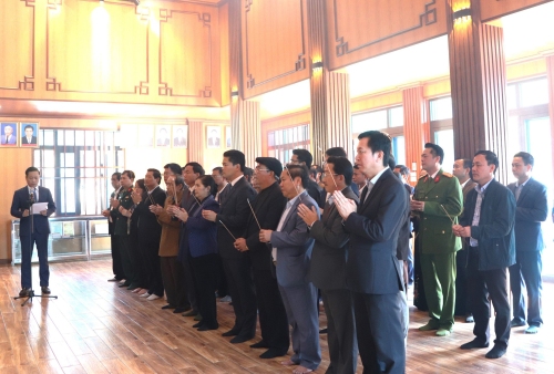 Các đại biểu dâng hương tại Nhà truyền thống khu di tích lịch sử bản Lướt (xã Mường Kim, huyện Than Uyên)
