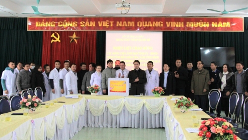 Đồng chí Hà Trọng Hải - Tỉnh ủy viên, Phó Chủ tịch UBND tỉnh tặng quà động viên cán bộ, viên chức Trung tâm Y tế huyện Sìn Hồ