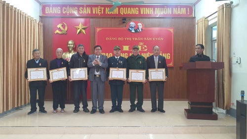 Đc Phan Văn Nguyên - Phó Bí thư Thường trực Huyện ủy trao Huy hiệu Đảng cho các đảng viên tại Đảng bộ thị trấn Tân Uyên