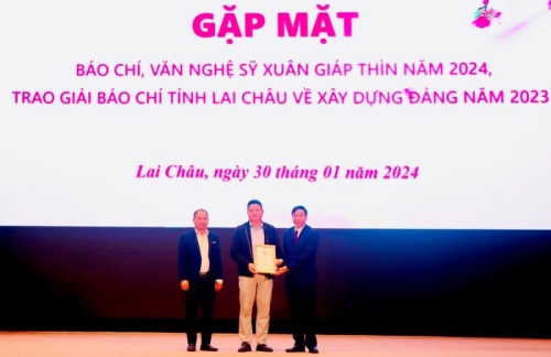 Đồng chí Lê Văn Lương - Phó Bí thư Tỉnh ủy, Chủ tịch UBND tỉnh trao Giải nhất cho nhóm tác giả Hà Dũng - Khánh Kiên (Báo Lai Châu)