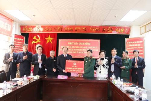 Thượng tướng Bế Xuân Trường - Chủ tịch Hội CCB Việt Nam trao biển tượng trưng tặng nhà nghĩa tình CCB cho lãnh đạo Hội CCB tỉnh Lai Châu