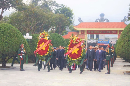 Đoàn đại biểu dâng vòng hoa viếng Nghĩa trang liệt sỹ tỉnh