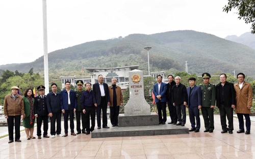 Đồng chí Trần Quốc Vượng cùng các đồng chí trong đoàn chụp ảnh lưu niệm tại cột mốc 66 cửa khẩu Ma Lù Thàng