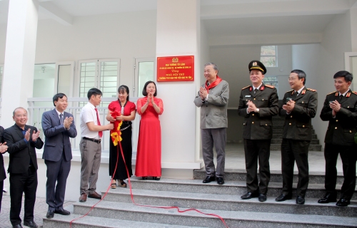 Bộ trưởng Bộ Công an Tô Lâm cùng các đồng chí trong Đoàn công tác, lãnh đạo huyện Sìn Hồ, trường PTDTBT Tiểu học Pa Tần thực hiện nghi thức gắn biển Nhà ở bán trú