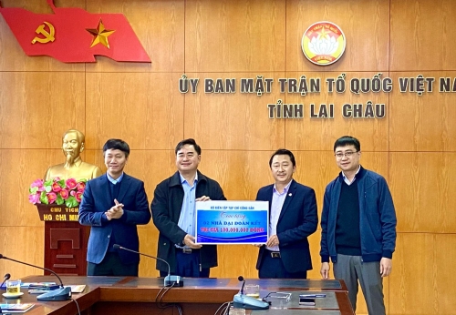 Lãnh đạo Tạp chí Cộng sản và Nhà xuất bản Chính trị quốc gia Sự thật trao tặng 2 căn nhà đại đoàn kết trị giá 100 triệu đồng cho đại diện lãnh đạo Ủy ban MTTQ Việt Nam tỉnh