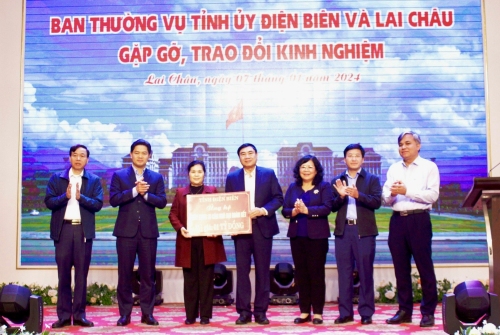 Đồng chí Trần Quốc Cường - Ủy viên Trung ương Đảng, Bí thư Tỉnh ủy Điện Biên trao kinh phí hỗ trợ Lai Châu làm nhà đại đoàn kết