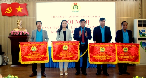 Đồng chí Hoàng Thọ Trung - Tỉnh ủy viên, Ủy viên Ban Chấp hành Tổng LĐLĐ Việt Nam, Chủ tịch LĐLĐ tỉnh trao Cờ thi đua cho các đơn vị xuất sắc trong phong trào công nhân viên chức - lao động và hoạt động công đoàn năm 2023
