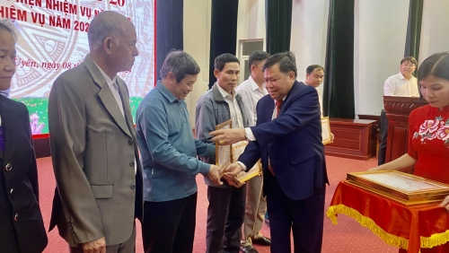 Đồng chí Phan Văn Nguyên - Phó Bí thư Thường trực Huyện ủy trao giấy khen cho các đảng viên hoàn thành xuất sắc nhiệm vụ 5 năm liền