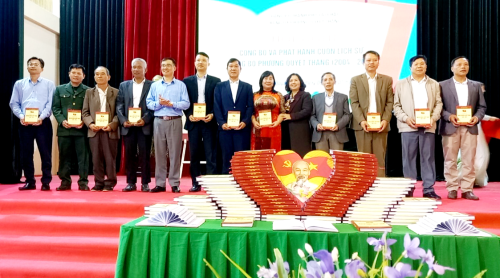 Ban Chấp hành Đảng bộ phường Quyết Thắng đã trao tặng sách cho các đại biểu về tham dự Hội nghị