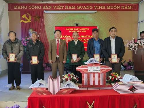 Đồng chí Bí thư Đảng uỷ xã Tả Lèng tặng cuốn lịch sử cho các đồng chí nguyên là lãnh đạo xã qua các thời kỳ